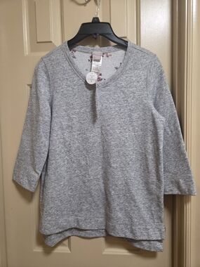 Chico’s Zenergy Gray Floral Top Long Sleeve Hi-Low Hem Size 0P/S NWT